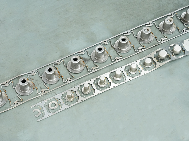 แถบวัสดุและแม่พิมพ์