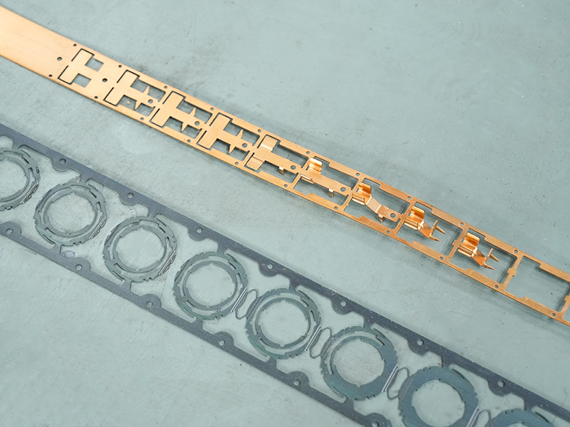 แถบวัสดุและแม่พิมพ์