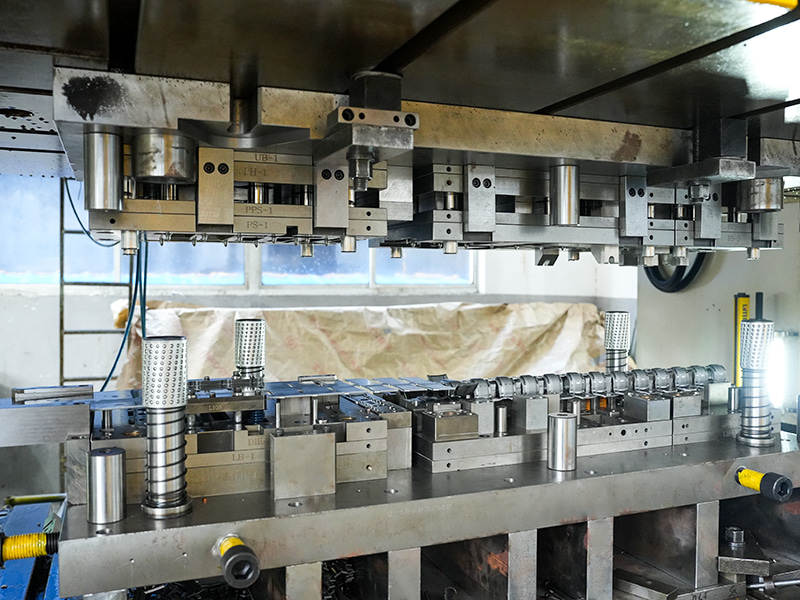 แถบวัสดุและแม่พิมพ์