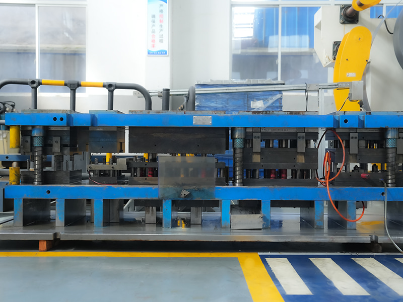 แถบวัสดุและแม่พิมพ์