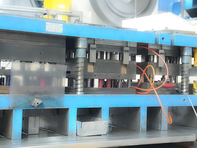 แถบวัสดุและแม่พิมพ์